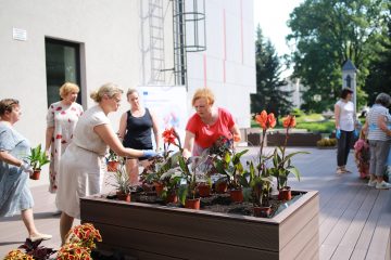 Mokymų „Gamtos harmonija“ dalyviai apželdino bibliotekos vidiniame kiemelyje esančią terasą